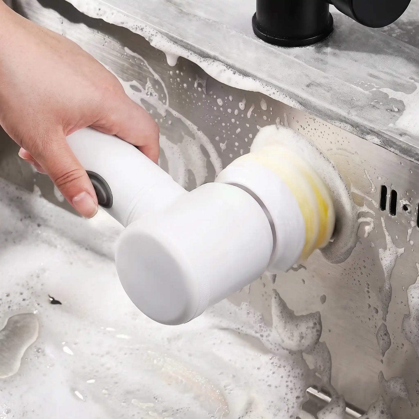 Escoba eléctrica giratoria inalámbrica blanca con 3 cabezales para limpieza cocina y baño