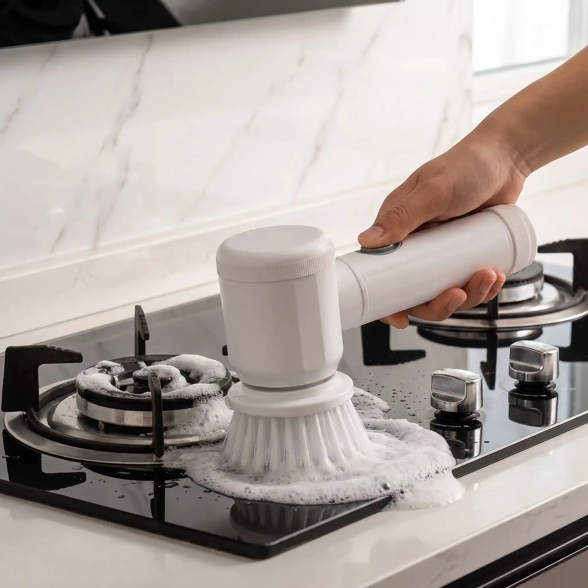 Escoba eléctrica giratoria inalámbrica blanca con 3 cabezales para limpieza cocina y baño